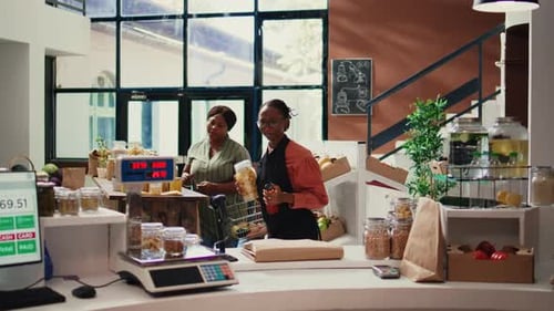 Comerciante que ofrece una muestra de comida a un cliente habitual