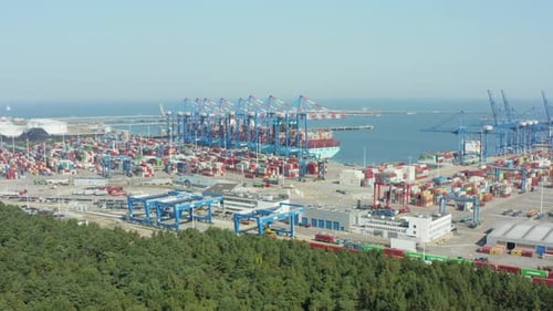Chargement et déchargement d'un porte-conteneurs dans un port maritime de marchandises