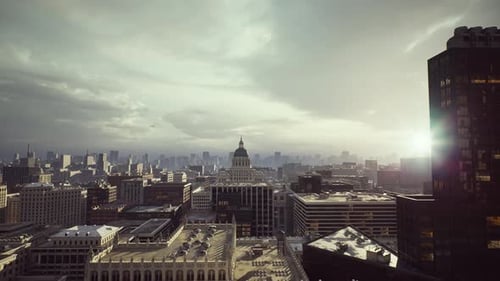 El amanecer cubre el paisaje urbano con una luz suave que se refleja en los edificios