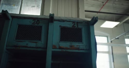 Des casiers vintage mettent l'accent sur un espace de bureau moderne réaménagé filmé par une caméra rouge