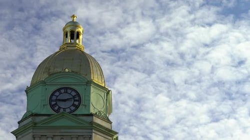Time-lapse dans les nuages du dôme du palais de justice de Huntington, en Virginie-Occidentale