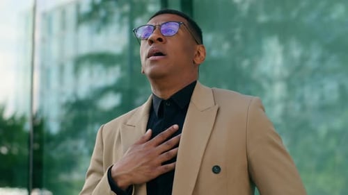 Un homme d'affaires afro-américain, un homme d'affaires, un homme d'affaires, un homme d'affaires, en ville, malade, souffre d'étouffement