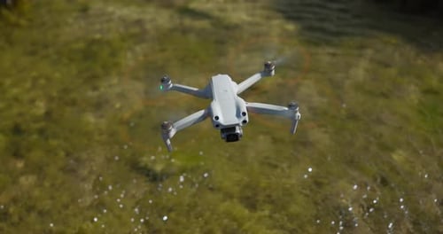 Cámara de un Zumbido que vuela sobre el río con agua limpia. - primer plano