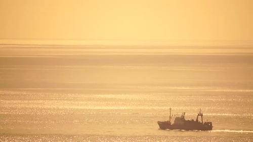 Fischkutter bei Sonnenuntergang im Meer Abstrakter Luftbild, Meer, Sommer, Meer, Sonnenuntergang, Natur, Hintergrund