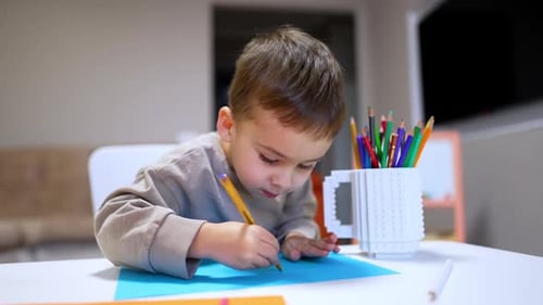 Das kleine Kind genießt die kreative Zeichenzeit.