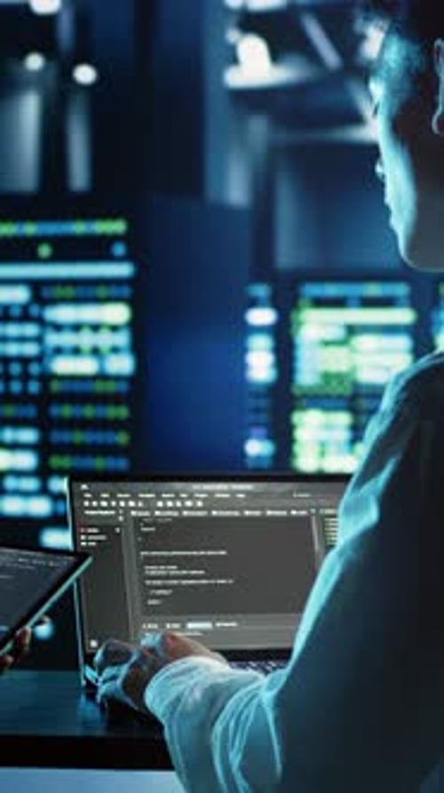 Vídeo vertical para colegas de trabalho programando no data center