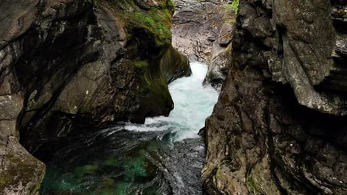 Vue aérienne d'une rivière en Norvège.