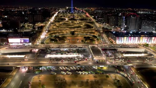 Paisaje nocturno del centro de Brasilia, Brasil. Paisaje urbano de plaza y avenida iluminadas en el centro de la ciudad