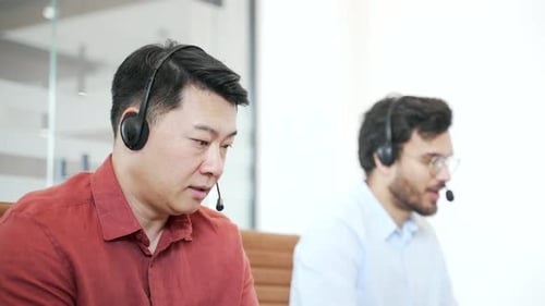 Eine Gruppe von Unternehmensmitarbeitern, die im Kundensupport arbeiten, spricht bei einem Videoanruf mit einem Laptop