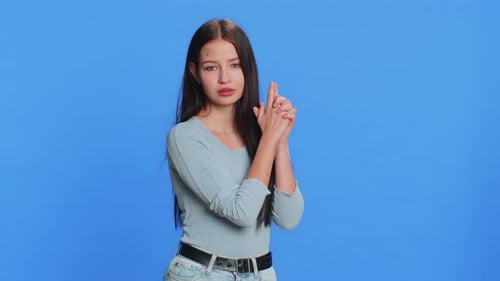 Frau zeigt mit Fingerpistole herum, trifft Entscheidung und erschießt Tötung mit Handpistole