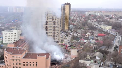 Vue aérienne des pompiers qui éteignent un incendie dans une zone industrielle ou résidentielle près d'un bureau