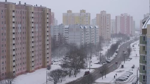 Zeitraffer Der schneebedeckte Tag in der Stadt wird zum abendlichen Winter