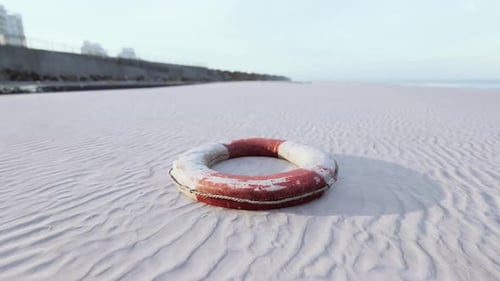 Lifebuoy en la playa de la ciudad al atardecer