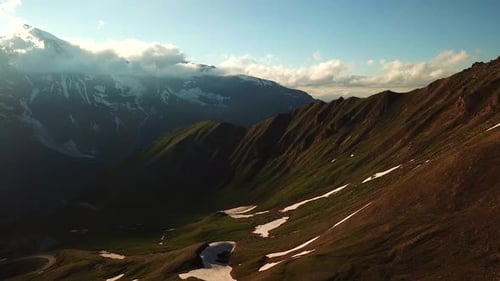 Vue aérienne des montagnes autrichiennes, des sommets et des crêtes enneigés