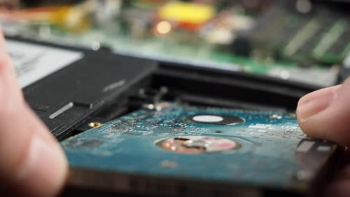 El maestro repara una computadora portátil rota con un destornillador.
