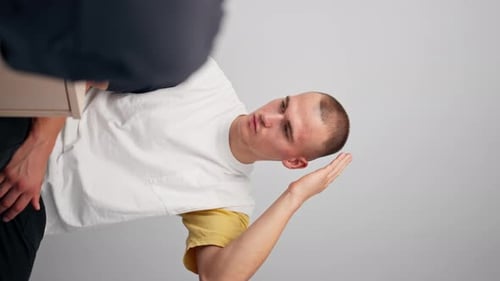 Vídeo vertical de primer plano en una clínica moderna en el consultorio de un pequeño terapeuta, una joven doctora con un