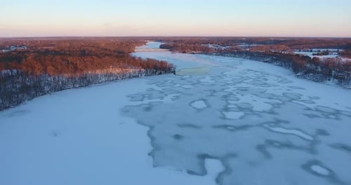 Eisüberführung über den Winter River aus der Luft