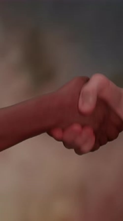 Conexión a través de las manos: un gesto significativo de unidad y unión entre las personas