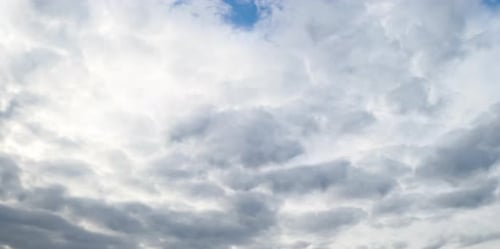 Espeso y denso paisaje de nubes que cubre el cielo. Nubes blancas que se convierten en grises. Timelapse
.