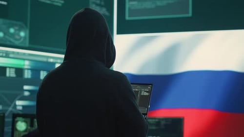 Une personne malhonnête dans une salle de cybersécurité russe pirate des systèmes