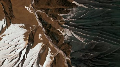 Luftaufnahme der mysteriösen Bergfelsen, weiße Steinschichten und brauner Boden