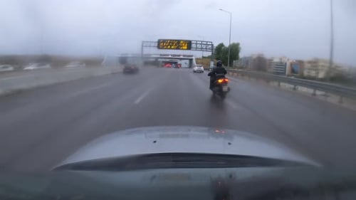 Un hyperlapse dynamique d'une caméra de sport montée sur le toit d'une voiture, traversant la Grèce en direction d'Athe