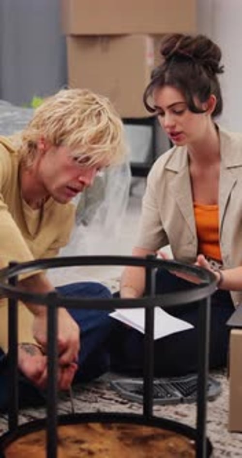 Construction, instructions et couple avec table, nouvelle maison ou projet de bricolage avec partenaire
