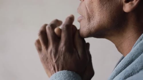 Beten zu Gott mit zusammengefügten Händen auf grauem schwarzem Hintergrund mit Menschen — Stockvideo-Stockfilmmaterial