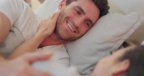 Gesicht, Liebe und Glück mit einem Paar zusammen im Schlafzimmer, um sich am Morgen eines Wochenendes zu entspannen
