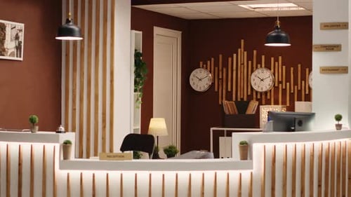 Comptoir de réception de l'hôtel