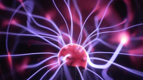 Plasma Globe in Zeitlupe. Blaue und violette Lichtstrahlen, Energiestrahlen und pulsierende Lichtkugeln
sl