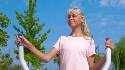 Une adolescente fait du sport sur un simulateur