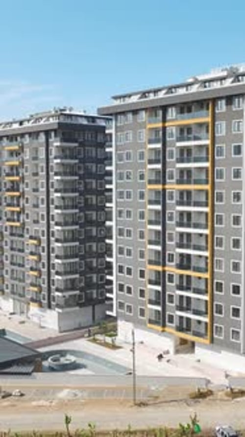 Vídeo vertical: arquitectura moderna que muestra una fachada perfecta en un edificio residencial de varios pisos