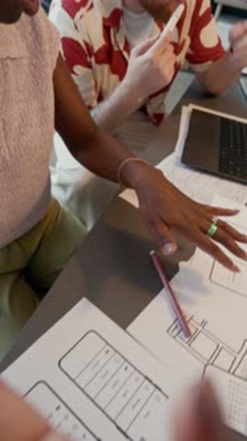 Colegas de Black UX Designer haciendo videollamadas hablando sobre la interfaz de usuario para una aplicación móvil