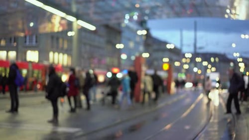 Pessoas desfocadas andando na estação rodoviária da cidade durante o inverno - desfocadas