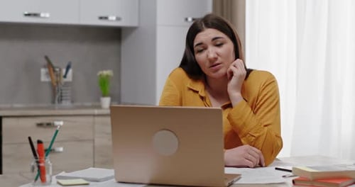 Glückliche Frau, die mit ihrem Freund per Video-Chat auf dem Laptop kommuniziert