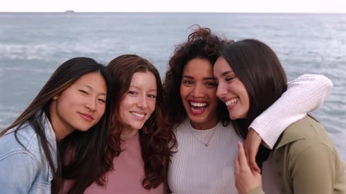 Cuatro mujeres jóvenes y diversas que crean recuerdos duraderos, ríen y comparten una conexión genuina mientras