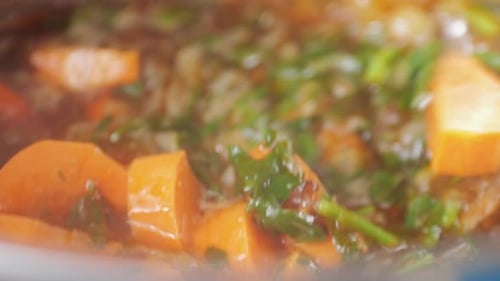 Soupe hongroise au goulasch cuisant en gros plan dans une casserole Le chef prépare une soupe polonaise traditionnelle ou tchèque dans