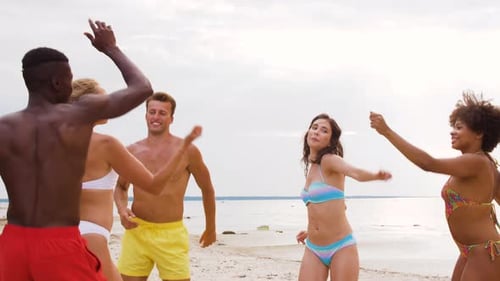 Concept de fête, de vacances d'été et de personnes - Groupe d'amis heureux dansant