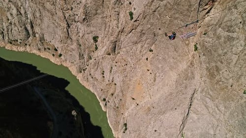 Base-Jumper im Gebirge