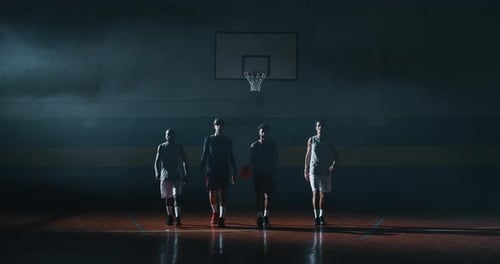 Ralentissement cinématographique de jeunes joueurs professionnels masculins marchant vers une caméra avant
