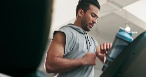 Mann, Fitness und Laufen auf dem Laufband mit Smartwatch für Timer, Trainingsfortschritt
