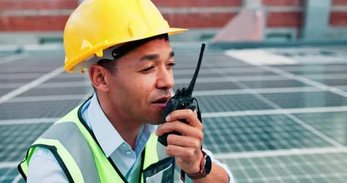 Mann, Ingenieur und Funkgespräch für die Inspektion, Wartung von Solarmodulen und erneuerbare Energien