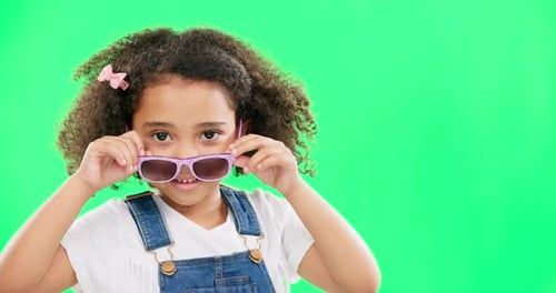 Tela verde, moda e criança levantam sobrancelhas com óculos escuros para ficar na moda