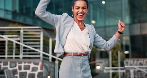 Mulher de negócios, cidade e dança em comemoração, sucesso e conquista com a busca de emprego