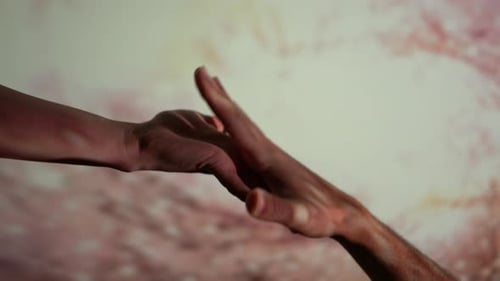 mulher estende a mão para o homem em uma posição mais baixa e eles se conectam, mas depois escorregam da mão dela