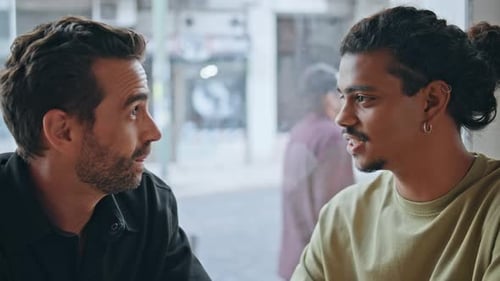Multiethnisches Paargespräch Café Genießen Sie ein freundliches Treffen mit Männern aus nächster Nähe