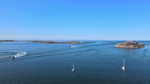 Voiliers naviguant dans les eaux calmes du détroit de Skagerrak près de Lysekil en Suède. - aérien