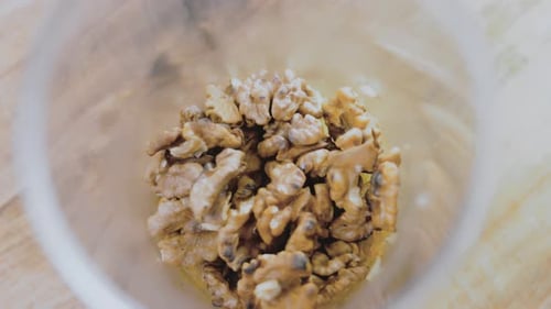Die Satsivi-Sauce in den Mixer geben Satsivi mit Ente und Walnüssen Traditionelles georgisches Essen