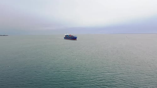 Vídeo de vista superior de un Zumbido aéreo de un portacontenedores completamente cargado que navega por Ocean Se